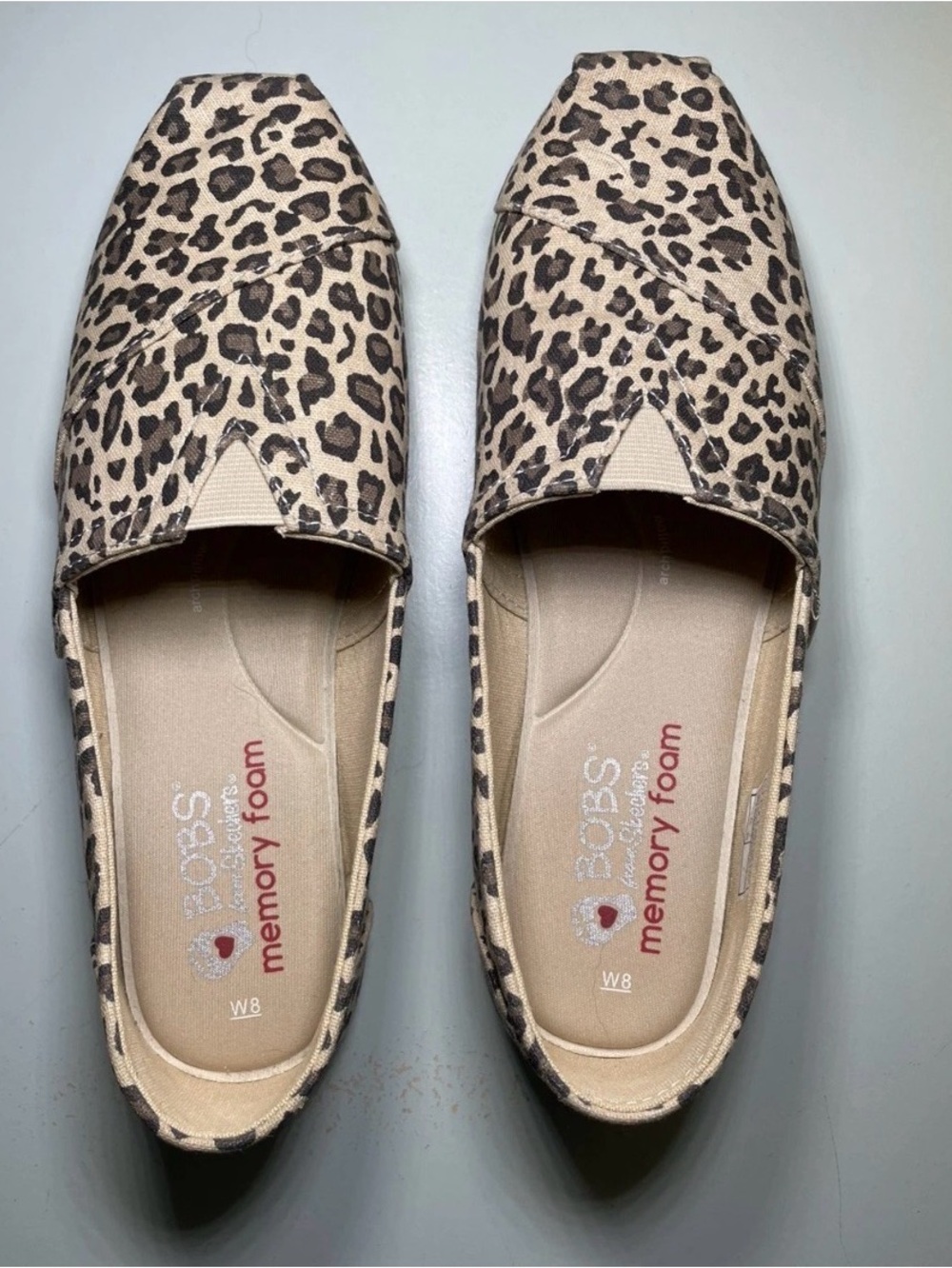 MOB WIFE! LEOPARD PRINT!
Skechers Women's BOBS
Plush - Slip-On Flats Size 8
